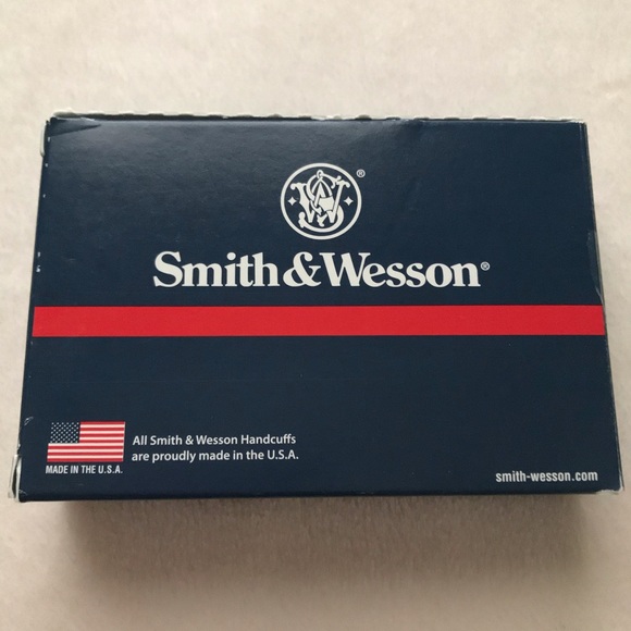 Smith & Wesson Handcuffs with keys | Model 100-1 - Picture 12 of 15
